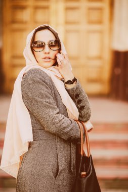 arka bina poz paltolu kız