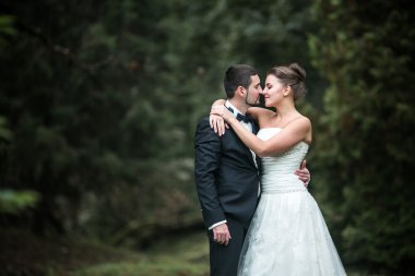 Poz güzel düğün çifti