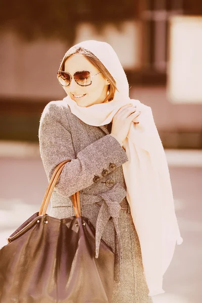 Ragazza in un cappotto per strada — Foto Stock