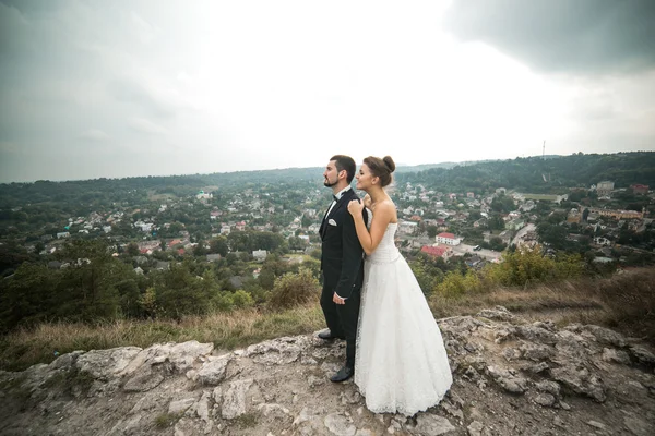 Esküvői pár pózol a kamera — Stock Fotó