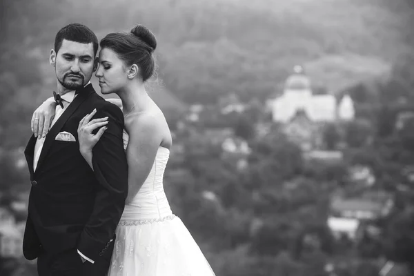 Matrimonio coppia in posa per la fotocamera — Foto Stock