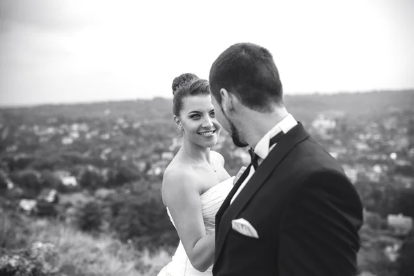 Evlilik çift kamera için poz — Stok fotoğraf
