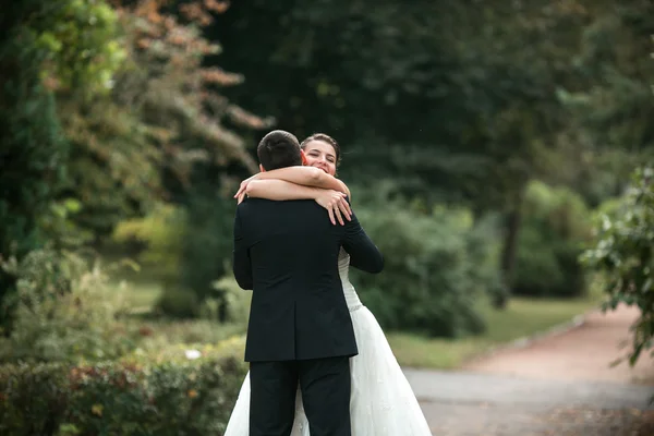 Beau couple de mariage posant — Photo