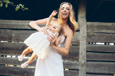 küçük kızı ile oynarken annesi