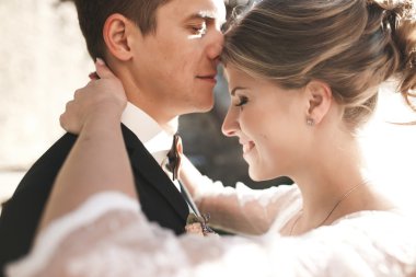 Gelin ve damat sokaklarda poz