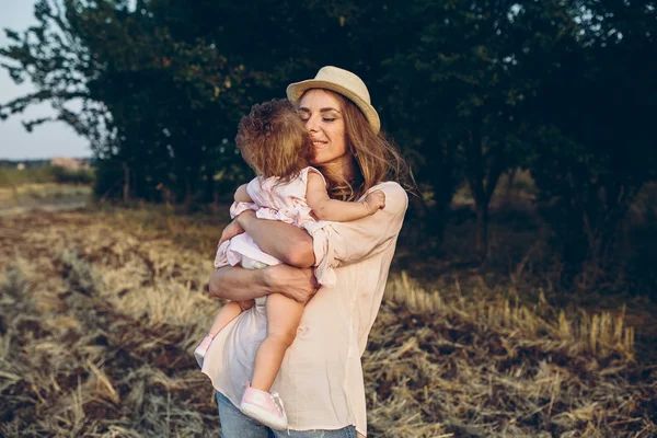 Madre e hija juntas al aire libre — Foto de Stock