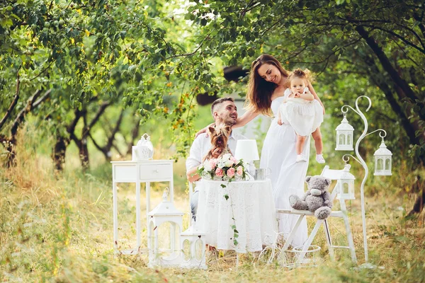 Ung familj med barn på en picknick — Stockfoto