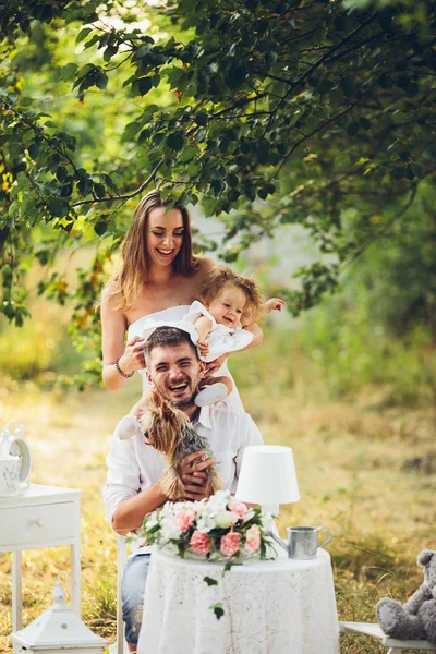 Piknikteki çocukla genç aile — Stok fotoğraf