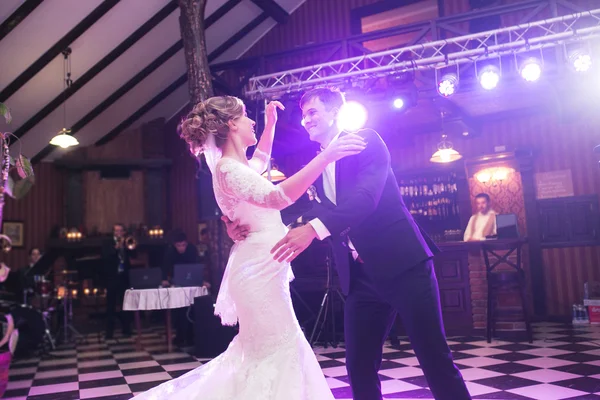 Bela dança do casamento — Fotografia de Stock