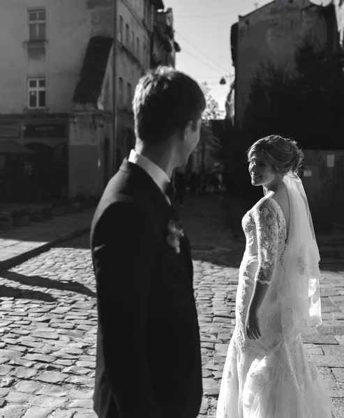 Bride and groom posing on the streets — Stock Photo, Image