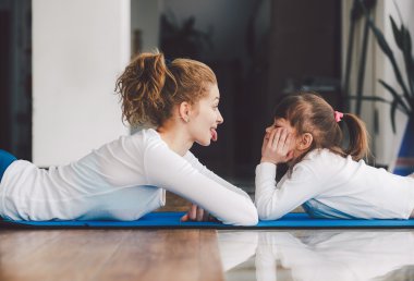 Anne ve kızı spor salonunda eğleniyor.