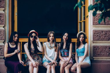 Beş güzel genç kız rahatlatıcı