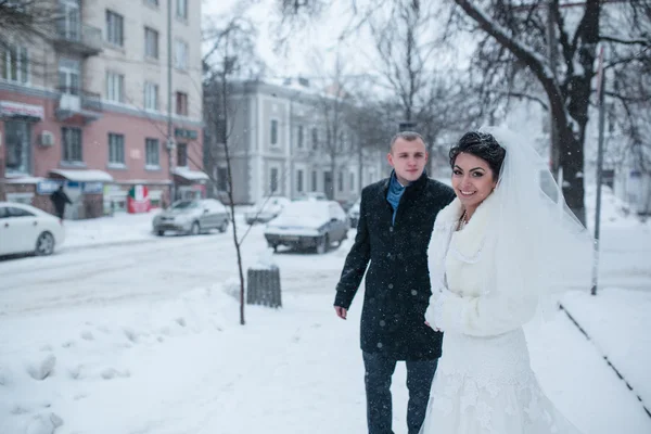 Braut und Bräutigam spazieren durch die europäische Stadt — Stockfoto
