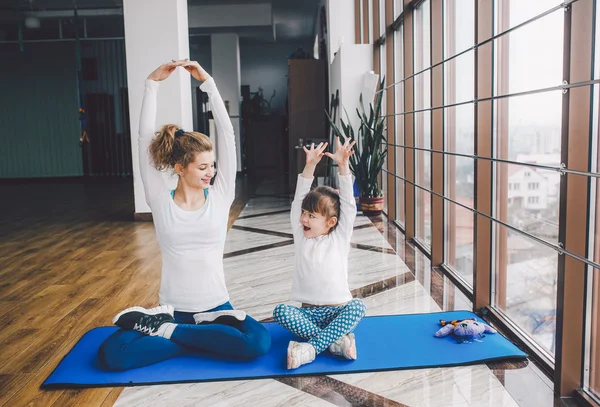 Madre e hija haciendo yoga — Foto de Stock