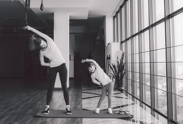 Two girls of different ages makeing yoga — Stock Photo, Image