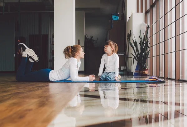 Familia encantadora pasa tiempo en el gimnasio — Foto de Stock