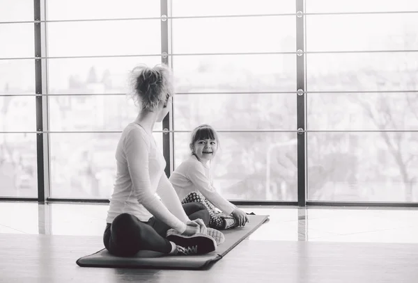 Familia encantadora pasa tiempo en el gimnasio — Foto de Stock