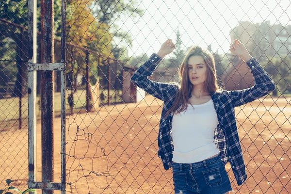 Menina bonita jovem posando — Fotografia de Stock