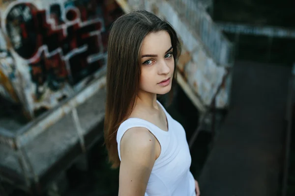 Ung vacker flicka posinggirl — Stockfoto