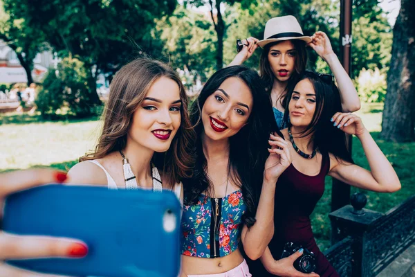 Quattro belle ragazze fanno selfie — Foto Stock