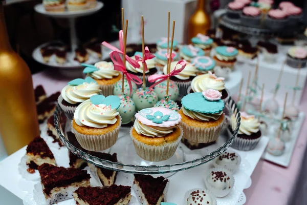 Délicieux gâteau de mariage fantaisie — Photo