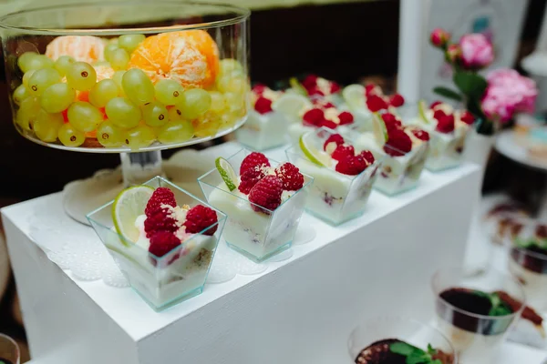 Läckra fancy bröllopstårta och frukt — Stockfoto