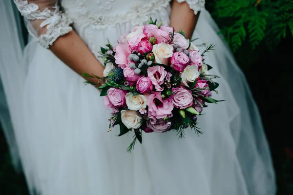 Sposa con bouquet, primo piano — Foto Stock