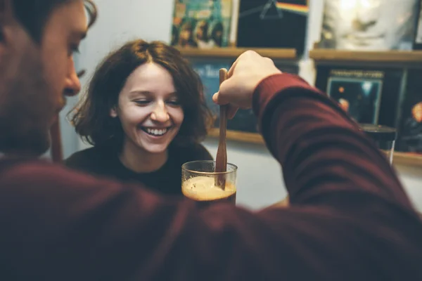 Vintage pareja abrazos y riendo — Foto de Stock