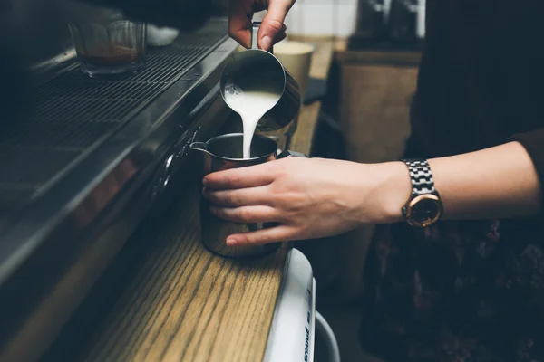 Hombre prepara café — Foto de Stock