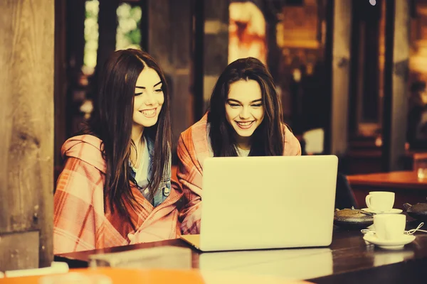 Dos chicas viendo algo en el portátil —  Fotos de Stock