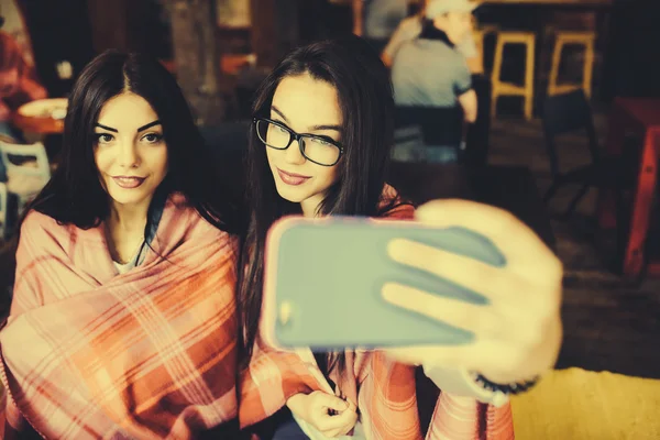 Dos amigos cercanos hacen selfie en la cafetería — Foto de Stock