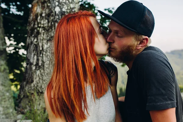 Foto de una pareja en las montañas — Foto de Stock