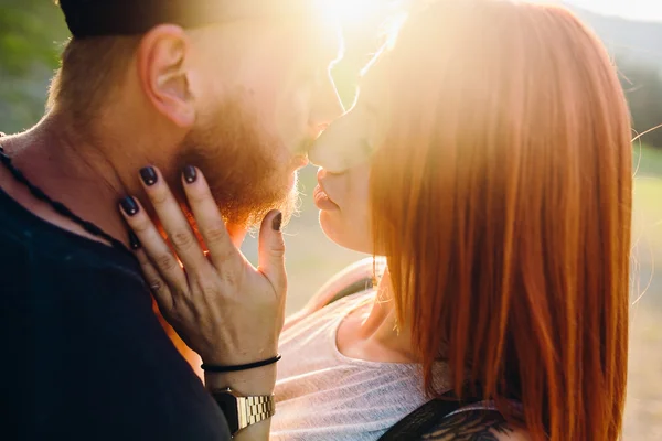 Foto hermosa pareja en las montañas — Foto de Stock