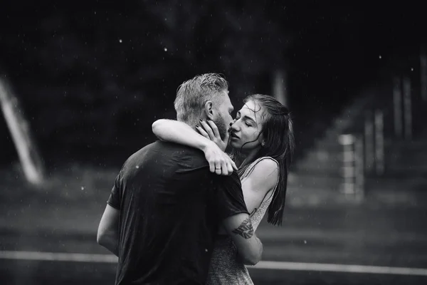 Hermosa pareja besándose en la lluvia —  Fotos de Stock