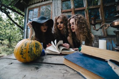 Üç vintage Cadılar sihirli ayin gerçekleştirmek