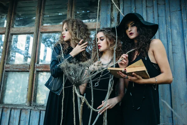 Tiga wanita antik sebagai penyihir — Stok Foto