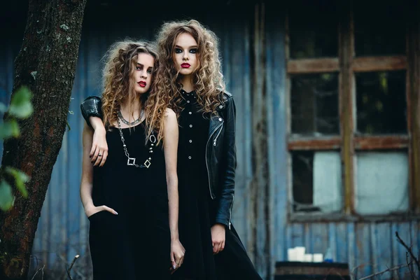 Twee vintage vrouwen als heksen — Stockfoto