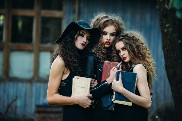 Tre vintage kvinnor som häxor — Stockfoto