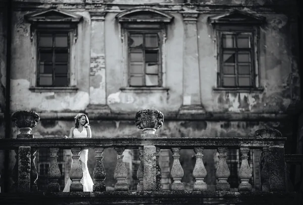 Bella donna su un balcone — Foto Stock