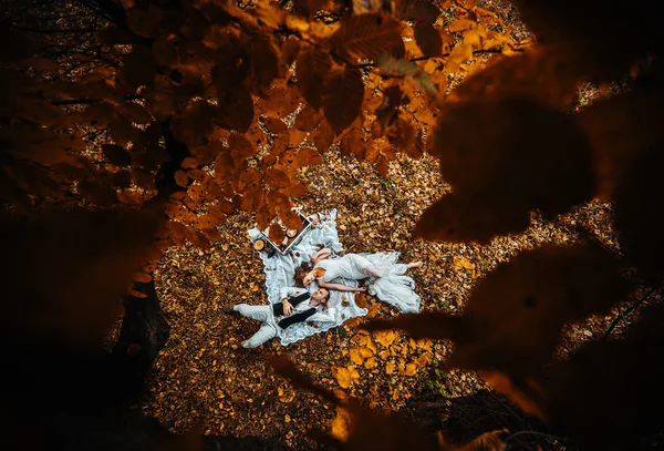 Matrimonio coppia sdraiata sotto un albero — Foto Stock