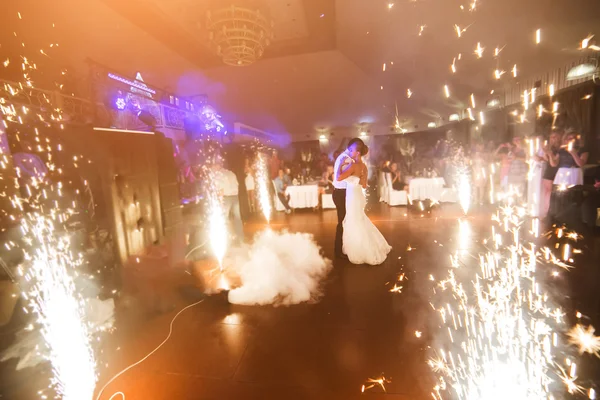 Beautiful wedding dance — Stock Photo, Image