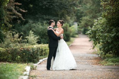 Poz güzel düğün çifti