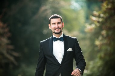 Kendine güvenen damat poz