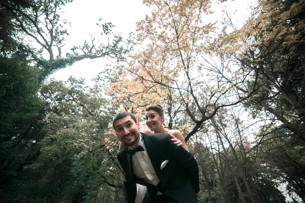 Mooie bruidspaar lachen en plezier — Stockfoto