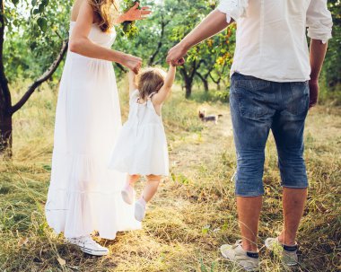 Genç aile bahçede yürüyüş