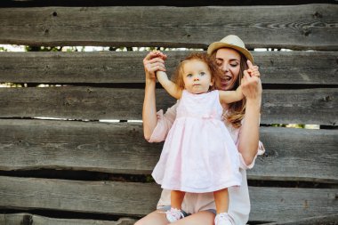 küçük kızı ile oynarken annesi