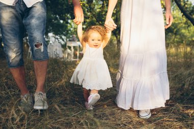 Genç aile bahçede yürüyüş