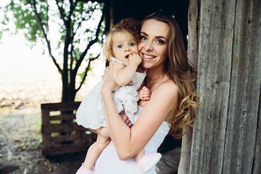 küçük kızı ile oynarken annesi