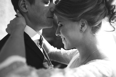 Gelin ve damat sokaklarda poz