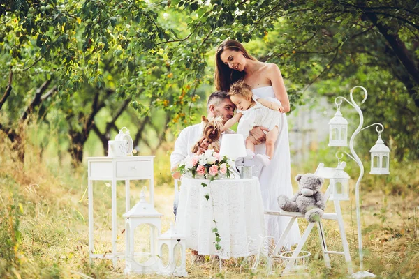 Ung familj med barn på en picknick — Stockfoto